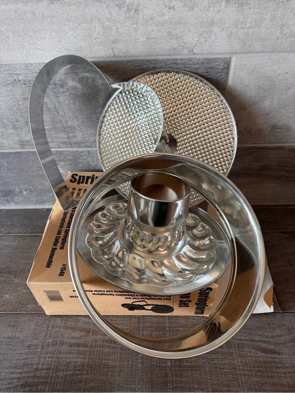 The Pampered Chef 1540 Round Non-Stick Springform Pan Set Heart Included